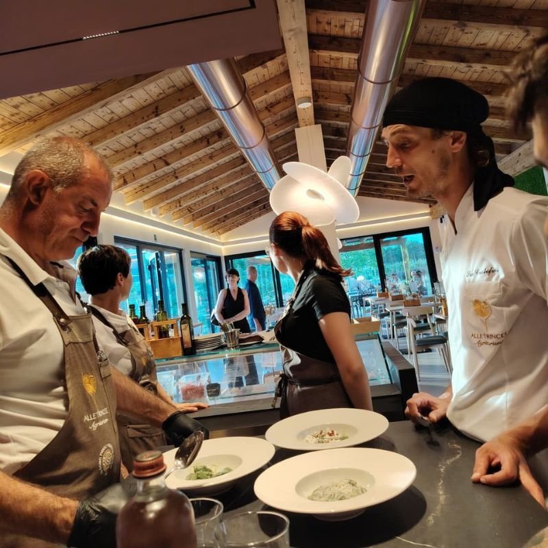 L'Agriturismo Alle Trincee visto dal giardino, con la pergola e i tavoli esterni
